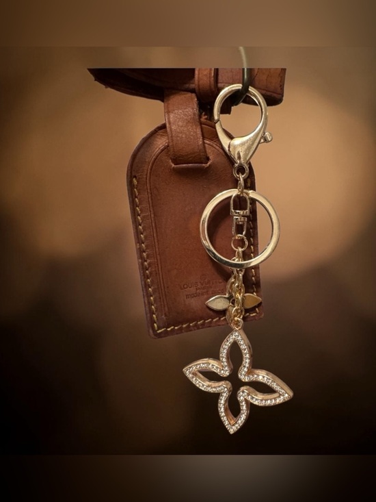 Louis Vuitton Other - Louis Vuitton Brown Leather Luggage Tag with unbranded Gold Crystal Pendant